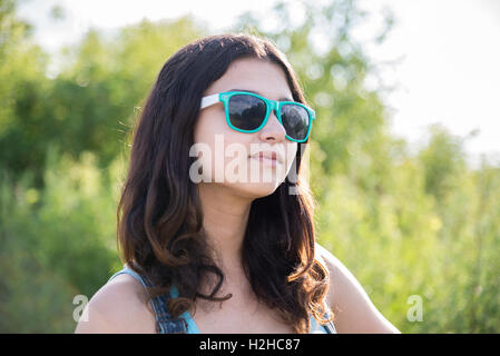 Portrait de la belle teen girl in sunglasses Banque D'Images