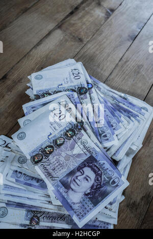 Pile de billets de 20 livres. Banque D'Images