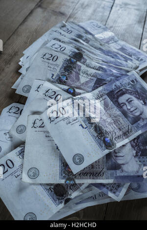 Pile de billets de 20 livres. Banque D'Images