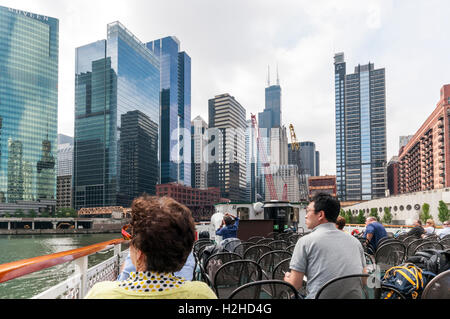 Les touristes sur une fondation de l'Architecture de Chicago la photographie d'architecture croisière le long de la rivière Chicago. Banque D'Images