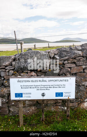 Drapeau européen ou de l'Union européenne logo insigne sur panneau pour Western Isles financés par l'UE en partie Opportunités rurales sur Harris dans les Hébrides extérieures, en Écosse. Banque D'Images