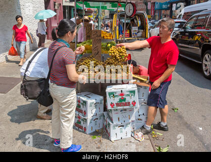 Un marché de l'alimentation chinoise dans le Chinatown Manhattan New York Le marché affiche fruits légumes et autres aliments. Banque D'Images