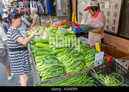 Un marché de l'alimentation chinoise dans le Chinatown Manhattan New York Le marché affiche fruits légumes et autres aliments. Banque D'Images