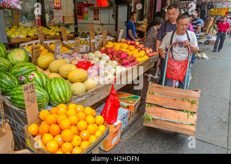 Un marché de l'alimentation chinoise dans le Chinatown Manhattan New York Le marché affiche fruits légumes et autres aliments. Banque D'Images