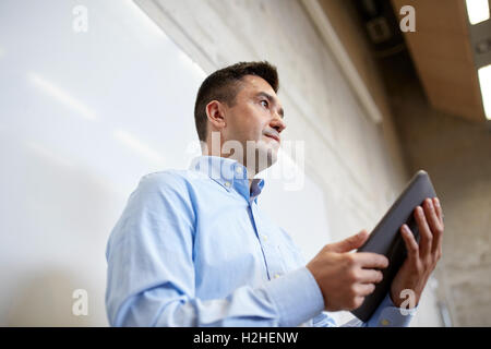 Enseignant ou lector avec tablet pc at lecture Banque D'Images