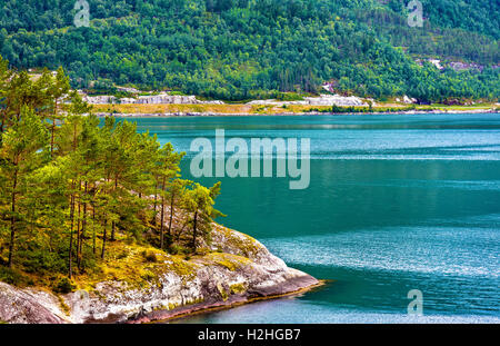 Rive du Innvikfjorden près de Stryn en Norvège Banque D'Images