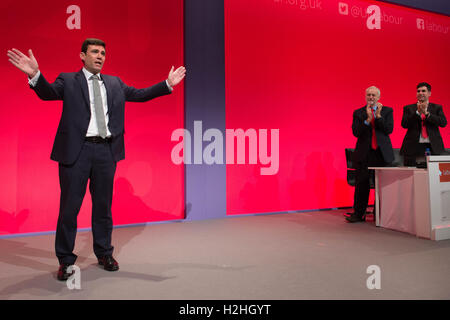 Shadow Home Secretary Andy Burnham est applaudi par (deuxième à gauche-droite) leader travailliste Jeremy Corbyn et Shadow Secrétaire d'Etat à la justice et l'ombre Lord Chancelier Richard Burgon après avoir prononcé son discours sur le dernier jour de la conférence du parti travailliste à Liverpool. Banque D'Images