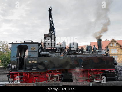 WERNIGERODE, Allemagne, septembre 21,2016 : grue avec chargement de charbon d'une locomotive à vapeur en Wernigerode le 21 septembre 2016,la Banque D'Images