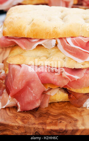 L'Italie, Trentin-Haut-Adige, du pain avec du jambon speck Banque D'Images