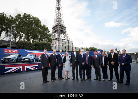 Représentants de huit constructeurs automobiles britanniques (de gauche à droite) Tony Walker, directeur général adjoint de Toyota Manufacturing UK, Simon Sproule, directeur marketing et vice-président d'Aston Martin Lagonda Ltd, Jonathan Pollock, directeur général Europe chez McLaren Automotive Ltd, Susan le Jeune, responsable des affaires ad Interim en France, Hanno Kirner, Directeur exécutif de l'entreprise et de la stratégie chez Jaguar Land Rover, Mike Hawes, PDG SMMT, Mark Garnier, député, sous-secrétaire d'État parlementaire au ministère du Commerce international, Denis Chick, directeur des communications au général Banque D'Images