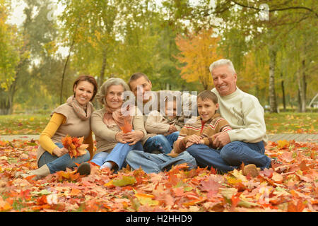 Famille heureuse dans la forêt d'automne Banque D'Images