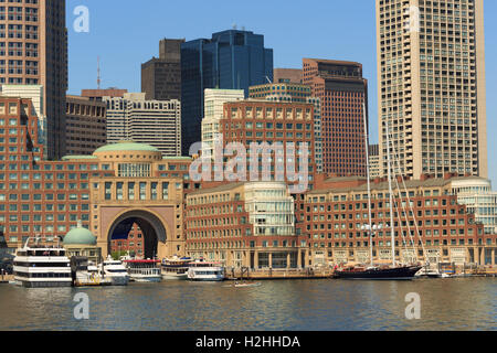 Une photographie de la Boston Waterfront, vu depuis un bateau sur le port de Boston. Banque D'Images