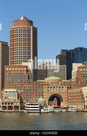 Une photographie de la Boston Waterfront, vu depuis un bateau sur le port de Boston. Banque D'Images