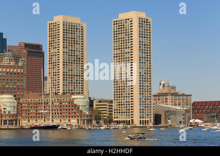 Une photographie de la Boston Waterfront, vu depuis un bateau sur le port de Boston. Banque D'Images