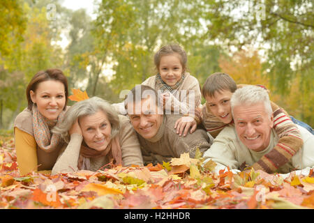 Famille heureuse dans la forêt d'automne Banque D'Images