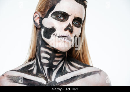 Gros plan du squelette halloween femme avec un miroir sur fond blanc Banque D'Images