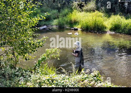 HAN-sur-Lesse, Belgique - 10 septembre 2016 : pêche pêcheur sur la rivière Lesse avec la forêt en arrière-plan Banque D'Images