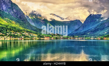 Avis de Nordfjorden fjord près de Loen en Norvège Banque D'Images