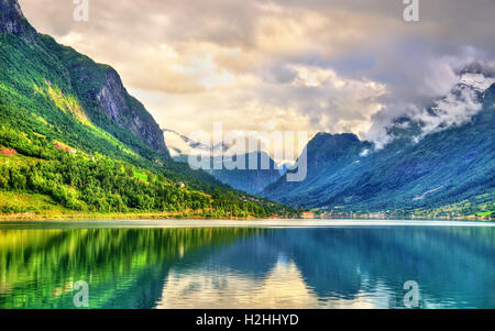 Avis de Nordfjorden fjord près de Loen en Norvège Banque D'Images