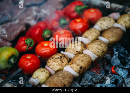 La viande et les légumes grillés sur charbon Banque D'Images