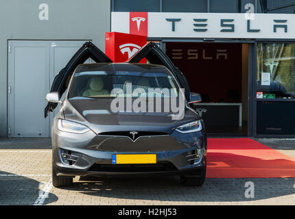 TILGURG, Pays-Bas - 25 septembre 2016 : MODÈLE TESLA-X de l'intérieur. Tesla Motors Usine de montage à Tilburg, Pays-Bas. Banque D'Images