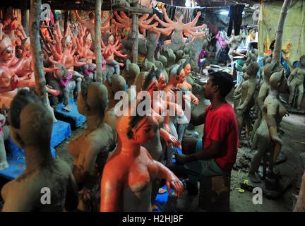 Allahabad, Inde. 28 Sep, 2016. Un artiste qui touche finale à l'idole de la Déesse Durga avant de Navratri Célébration du Festival à Allahabad. Credit : Prabhat Kumar Verma/Pacific Press/Alamy Live News Banque D'Images