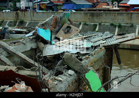 Jakarta, Indonésie. 28 Sep, 2016. Les débris de construction après avoir démonté.L'atmosphère des petites ruelles de la colonie sur les rives de la rivière Ciliwung était déserte. Credit : Sutrisno Jambul /Pacific Press/Alamy Live News Banque D'Images