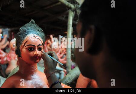 Allahabad, Inde. 28 Sep, 2016. Un artiste qui touche finale à l'idole de la Déesse Durga avant de Navratri Célébration du Festival à Allahabad. Credit : Prabhat Kumar Verma/Pacific Press/Alamy Live News Banque D'Images