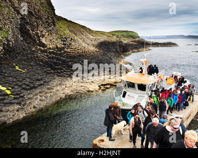 Les personnes qui arrivent sur la Staffa Tours bateau à l'Embarcadère sur Staffa Argyll et Bute Ecosse Banque D'Images