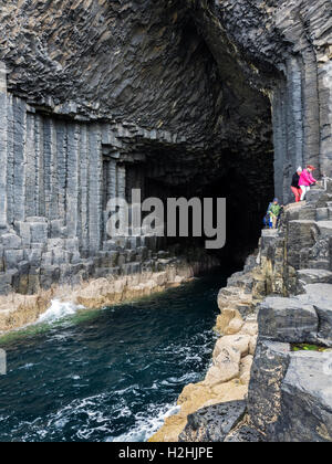 Les gens de quitter la bouche de Fingals Cave sur l'île de Staffa Argyll and Bute, Ecosse Banque D'Images