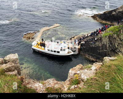Les gens à descendre la falaise et étapes à bord d'un bateau à l'Embarcadère sur Staffa Argyll et Bute Ecosse Banque D'Images