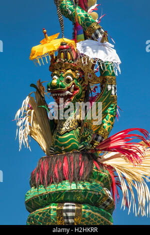 L'INDONÉSIE, Bali, Ubud, festival de Kuningan, dragon penjor decoration Banque D'Images