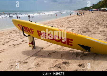 L'INDONÉSIE, Bali, Kuta, plage sur conseil de sauvetage suft Banque D'Images
