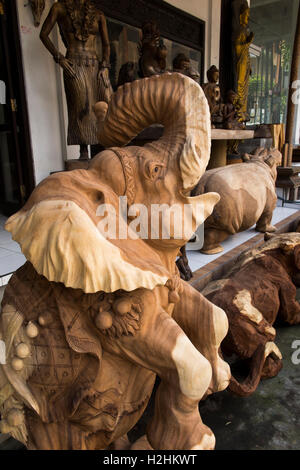 L'INDONÉSIE, Bali, Ubud, Mas, artisanat, atelier de sculpture sur bois, de l'éléphant en bois sculpté Banque D'Images