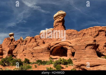 Tower Arch dans Utah's Arches National Park, avec deux de ses tours à proximité. Banque D'Images