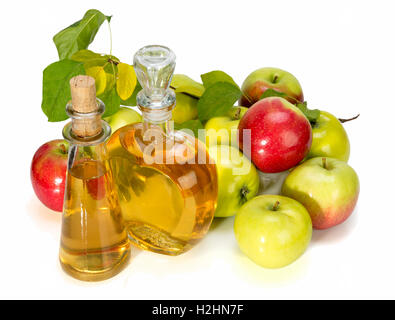 Le vinaigre de cidre de pomme dans un récipient en verre et des pommes rouges et vertes isolé sur fond blanc Banque D'Images