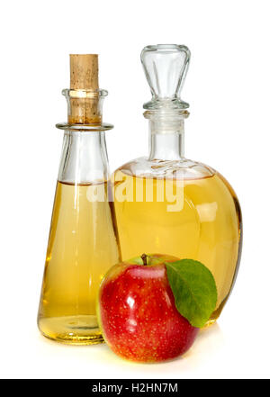 Le vinaigre de cidre de pomme dans un récipient de verre et pomme rouge isolé sur fond blanc Banque D'Images