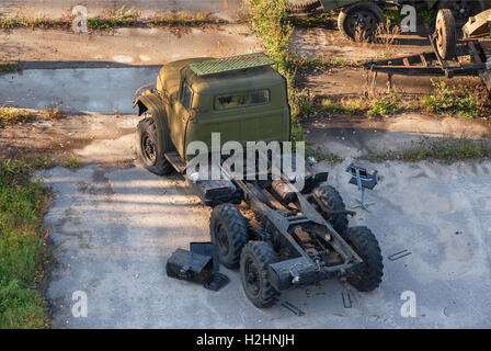 Vieux camion de l'armée russe à l'abandon sur une plate-forme en béton Banque D'Images