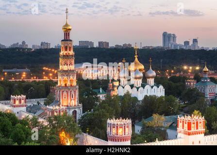 Couvent de novodievitchi (au soir), également connu sous le nom de Monastère de Bogoroditse-Smolensky, Moscou, Russie Banque D'Images