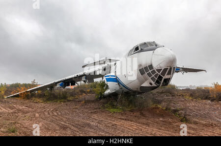 Dommage grand avion de passagers abandonnés sur le terrain Banque D'Images