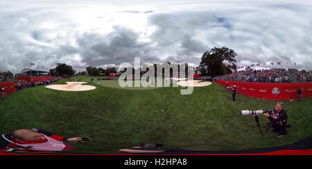 Vue à 360 degré de Team Europe joueurs sur le 15ème green durant une pratique session avant la 41e Ryder Cup à Hazeltine National Golf Club à Chaska, Minnesota, USA. Banque D'Images