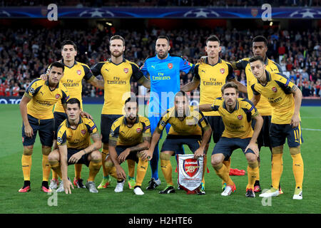 Groupe de l'équipe d'Arsenal (rangée du haut de gauche à droite) Alexis Sanchez, Hector Bellerin, Shkodran Mustafi, David Ospina, Laurent Koscielny, Mesut Ozil et Alex Iwobi. (Rangée du bas de gauche à droite) Granit Xhaka, Theo Walcott, Santi Cazorla et Nacho Monreal au cours de l'UEFA Champions League, groupe d'un match à l'Emirates Stadium, Londres. Banque D'Images