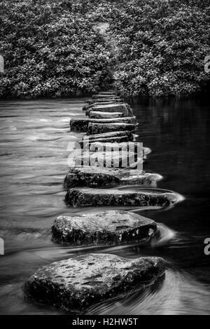 Dans Stepping Stones River The Waterhead Ambleside Cumbria UK Banque D'Images