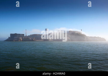 Tôt le matin de l'image d'Alcatraz, brouillard marin roulant sur l'île. Banque D'Images