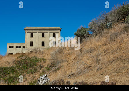 Les bâtiments à l'abandon de l'Armée US à Fort McDowell sur Angel Island, Californie. Banque D'Images
