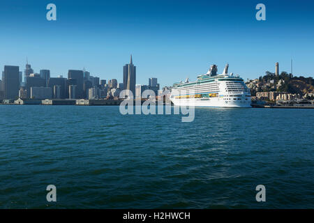 Le paquebot de croisière, Royal Caribbean Explorer of the Seas, amarré au quai 27, San Francisco. Banque D'Images