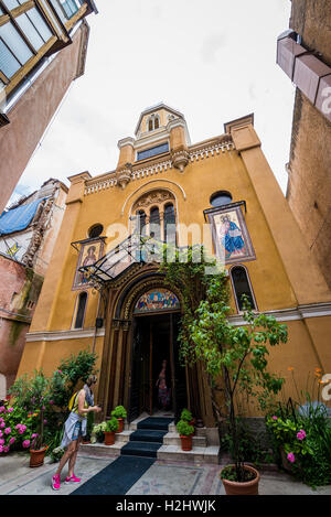 Cour intérieure de l'église orthodoxe de la Dormition de la Theotokos (Église de l'Assomption) à Brasov, Roumanie Banque D'Images