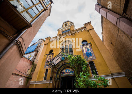 Cour intérieure de l'église orthodoxe de la Dormition de la Theotokos (Église de l'Assomption) à Brasov, Roumanie Banque D'Images