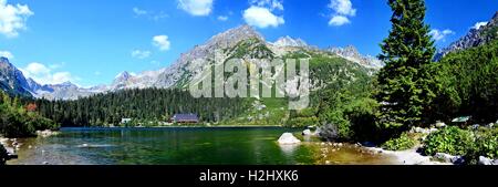 Panorama du lac glaciaire Popradske pleso dans les Hautes Tatras. Banque D'Images