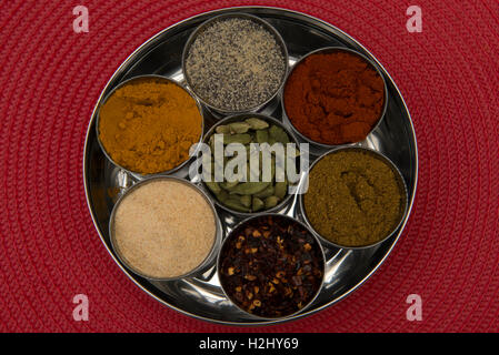 curry authentique d'ingrédients indiens, épices à faible teneur en clés, Banque D'Images